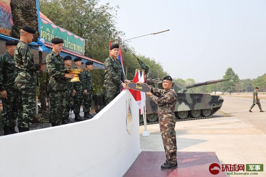 泰军隆重列装10辆vt4坦克 高僧"开光"送祝福