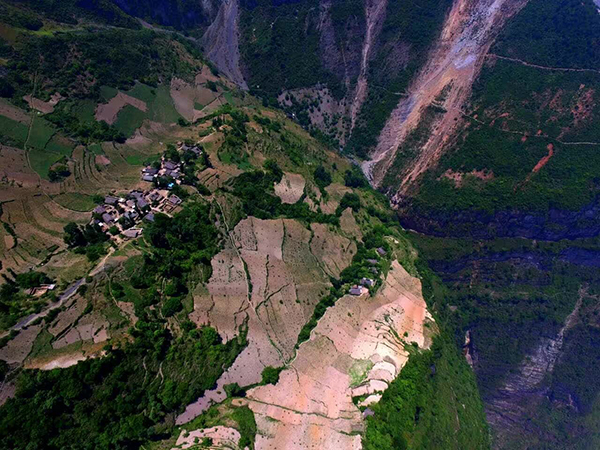 得到投资6亿资金的悬崖村现况,只搭建一条铁梯,其余并无大改变