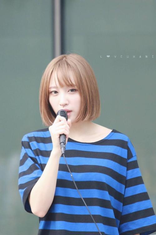 安希妍街头录制综艺,在路人的普通镜头下美极了!