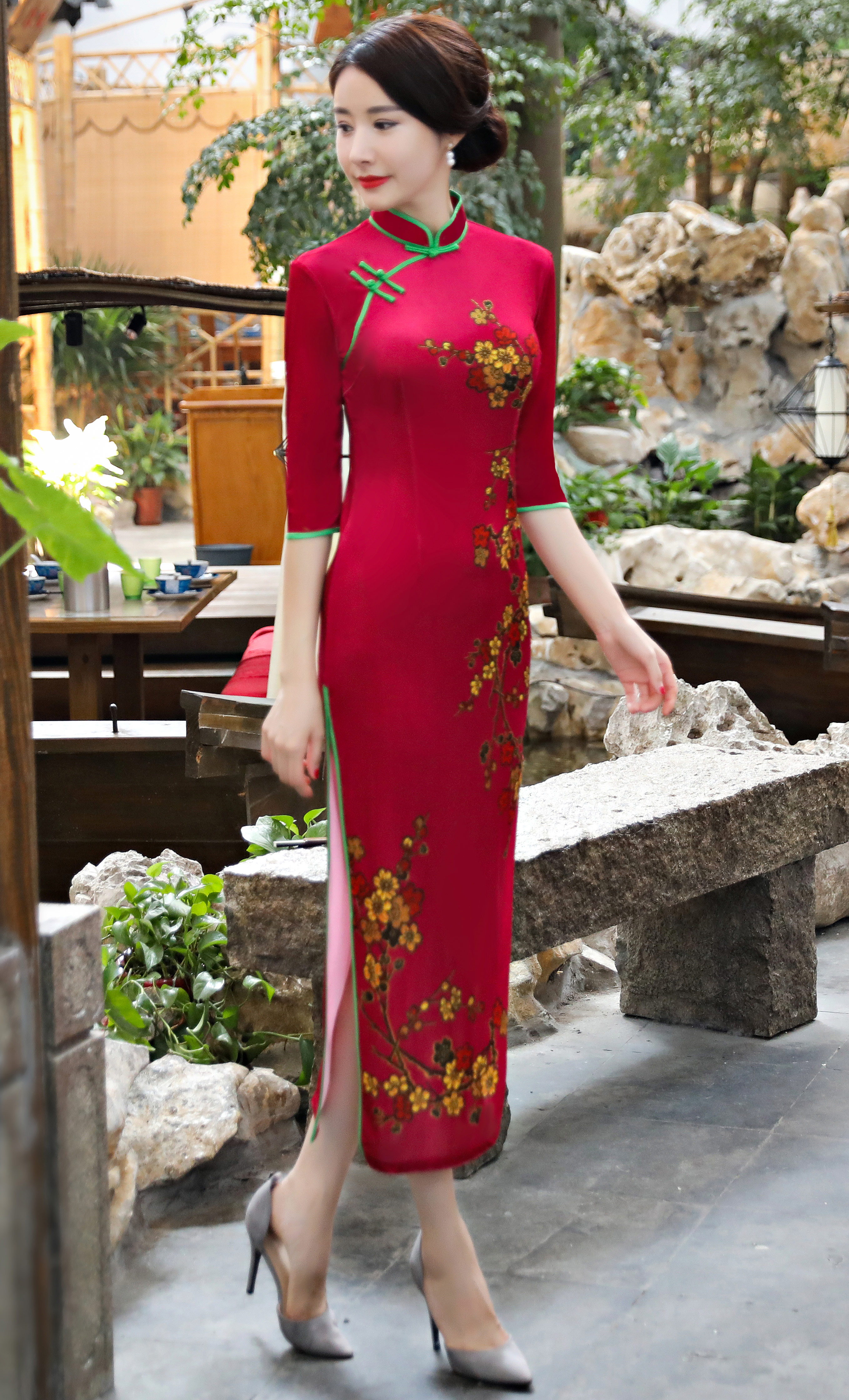 梅花香系列丝绒旗袍裙,看起来气质优雅,穿起来身材苗条修长