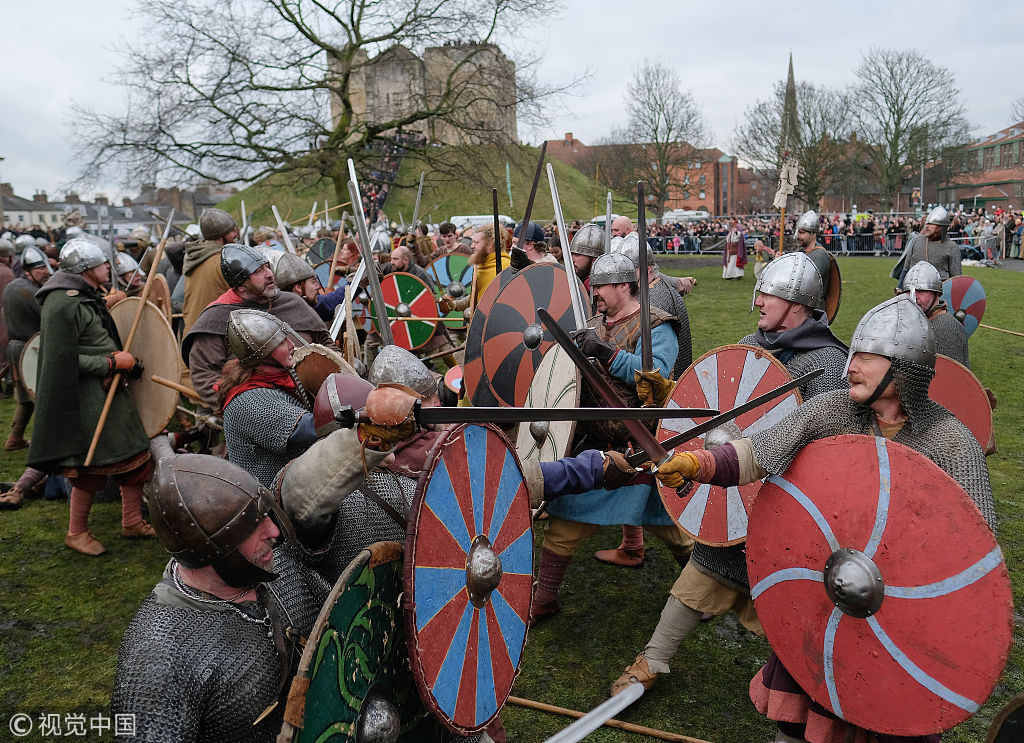 英国约克迎来一年一度"维京节" 大批"中世纪武士"舞刀弄枪
