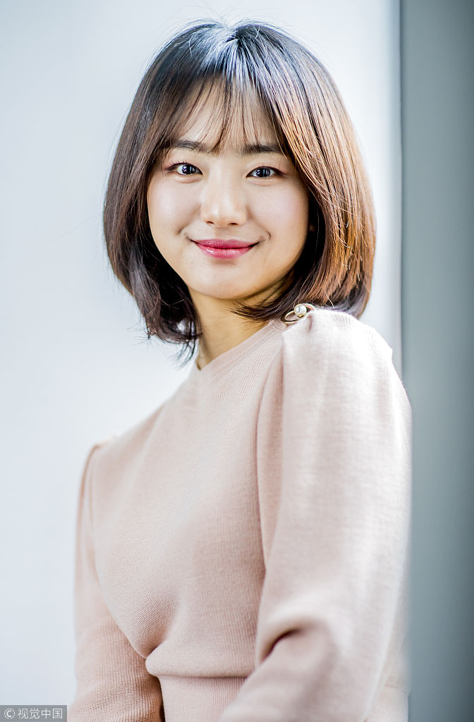 元真雅粉色珍珠镶嵌毛衣 奶茶色短裙高跟鞋柔美清新