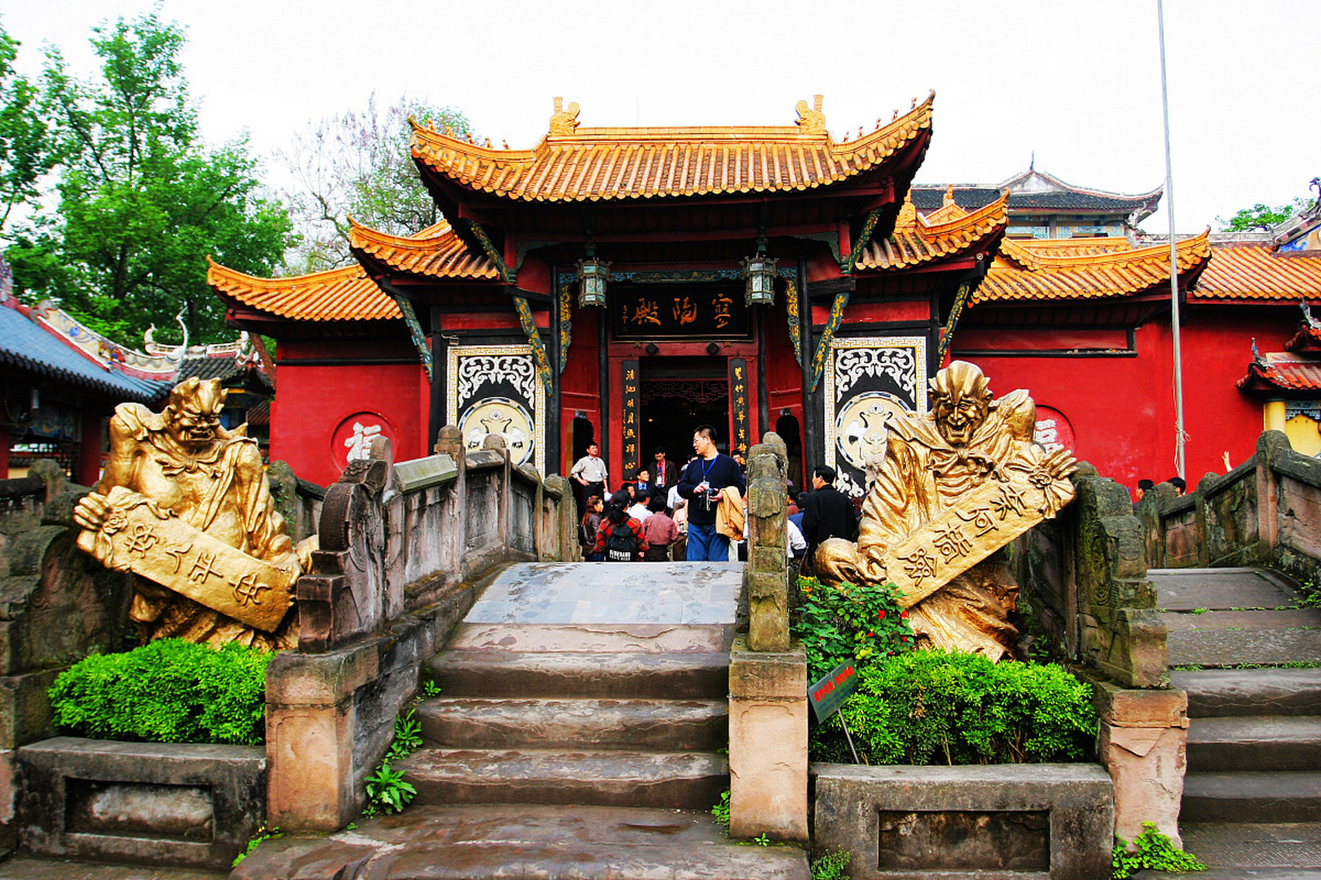 这座位于长江北岸的古城,已有近2000年的历史,被誉为"鬼城".