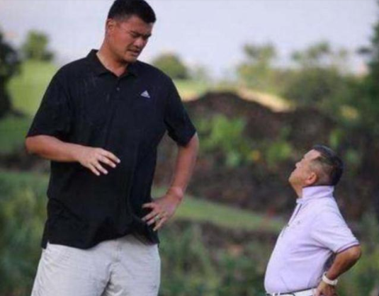 娱乐圈搞笑合影:第一张巨人和小矮子的感觉,第三张浓缩就是精华