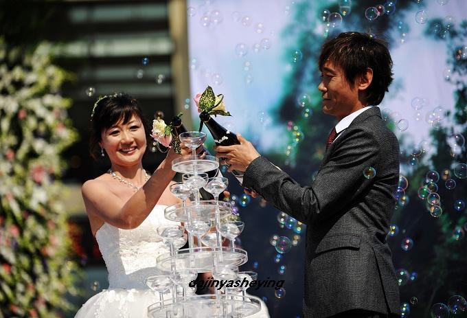 足坛浪子高峰近况:任俱乐部ceo,已结婚7年,和老婆快乐过情人节