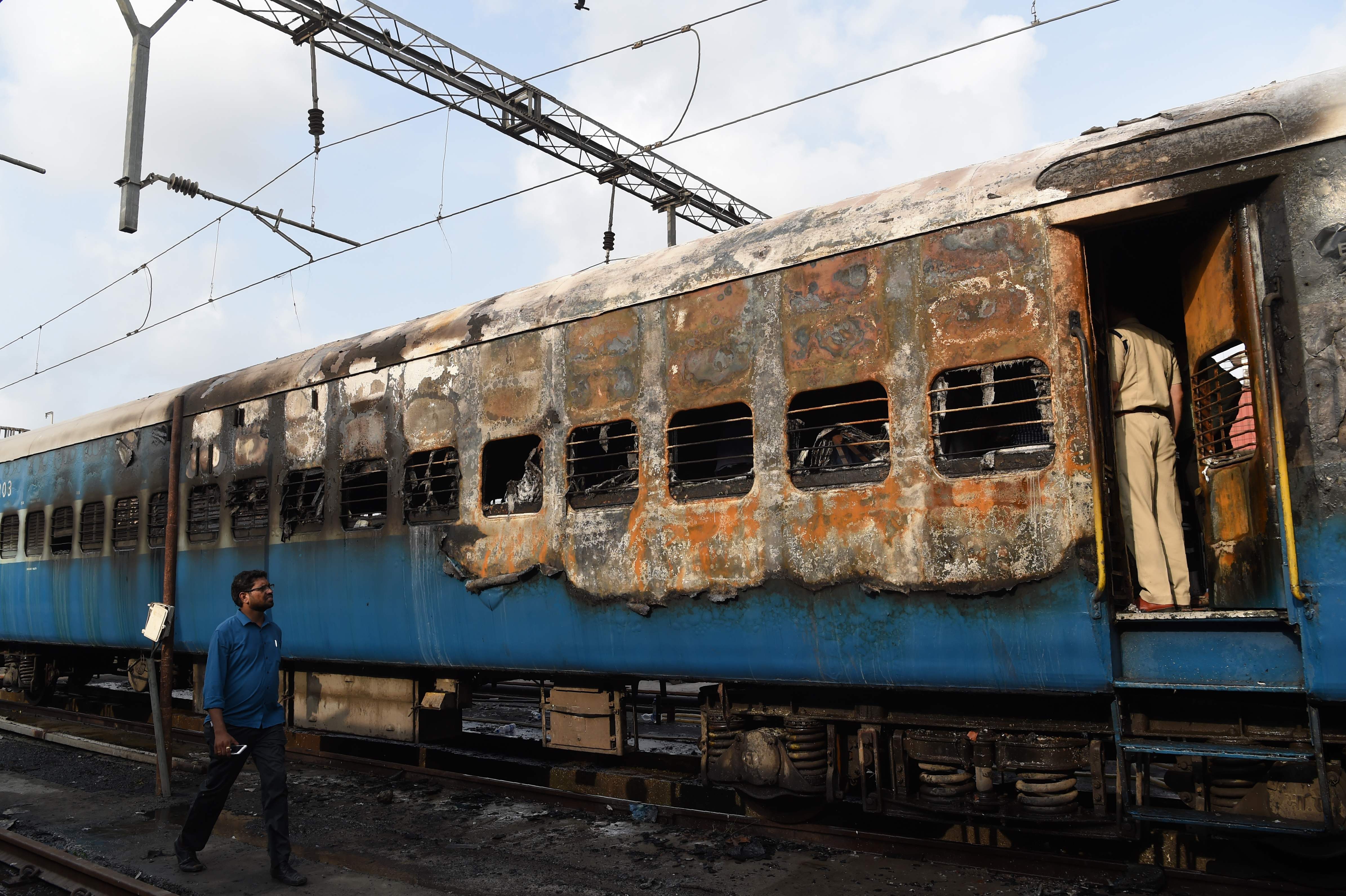 印度孟买一列火车起火(4)