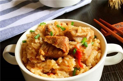 做电饭锅排骨米饭时,排骨不要直接蒸,牢记2个诀窍,排骨软还烂
