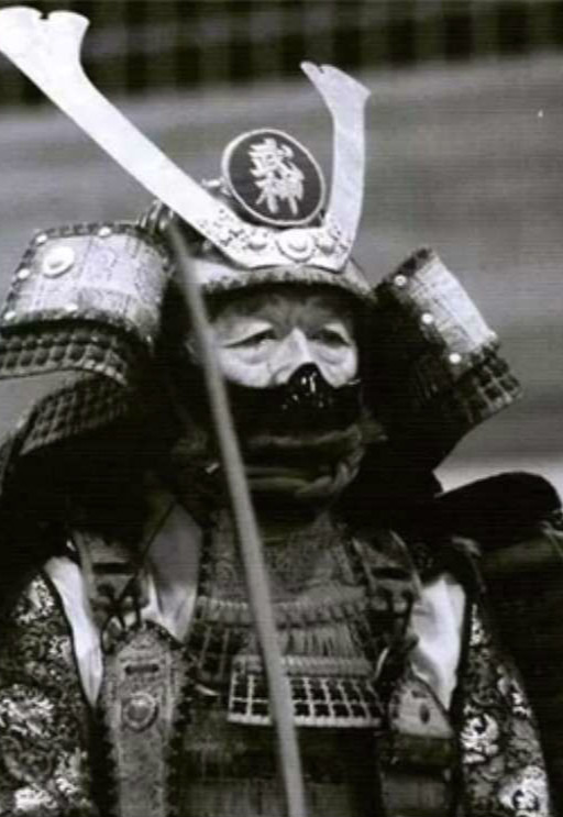 老照片:日本武士身着甲胄目露凶光,发型才是重点!