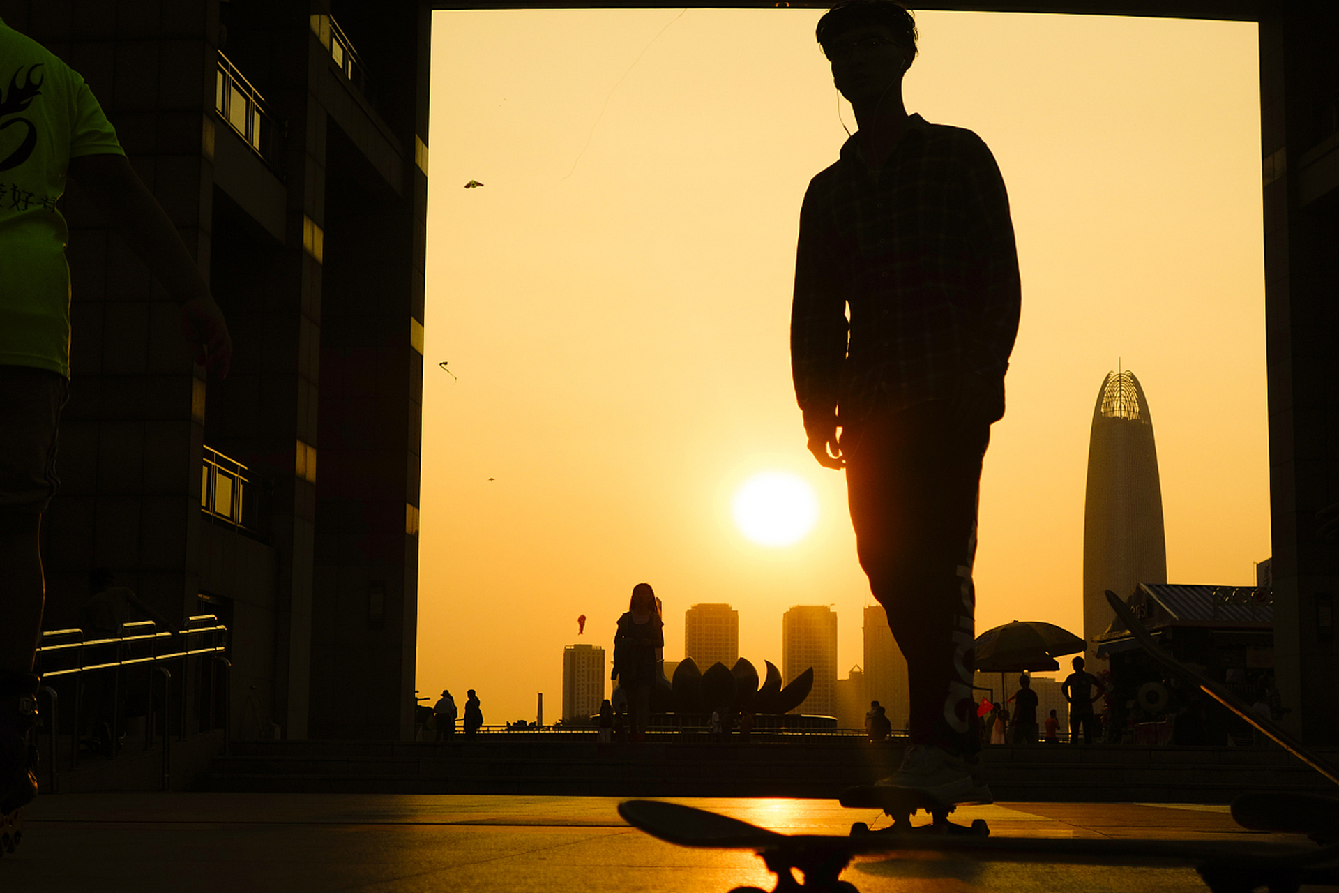 在岁月的长河中,我们00后的身影渐渐崭露头角,开始追寻着属于自己的