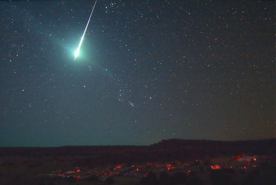 夜空中一颗星星突然一亮就消失,那会是什么?