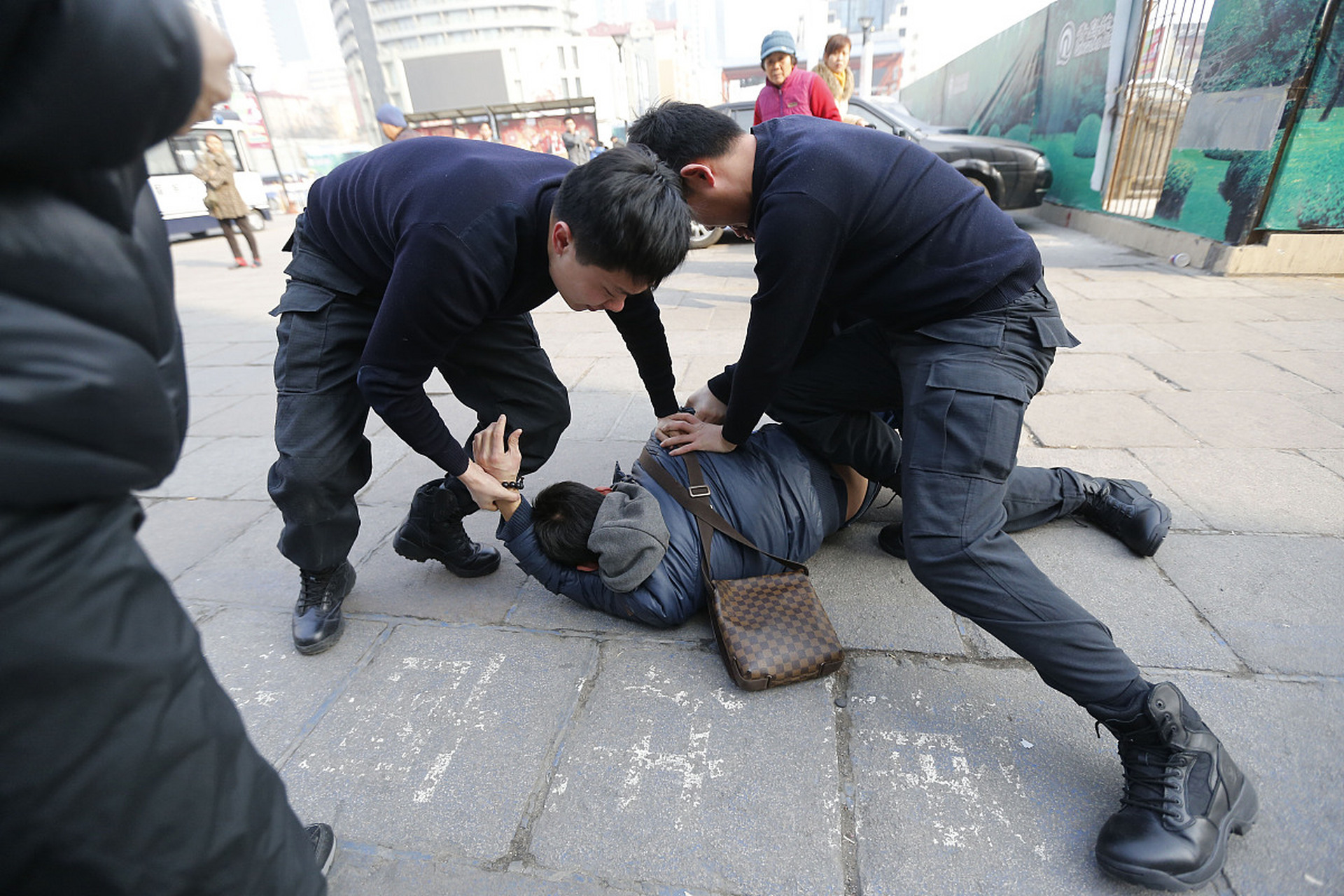 男子今年四十五岁,家境并不富裕不说,男子还老是