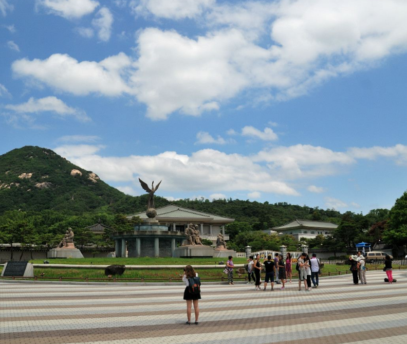 部分的建築被破壞,在這塊土地上重新修建了朝鮮總督府的官邸(舊本館)