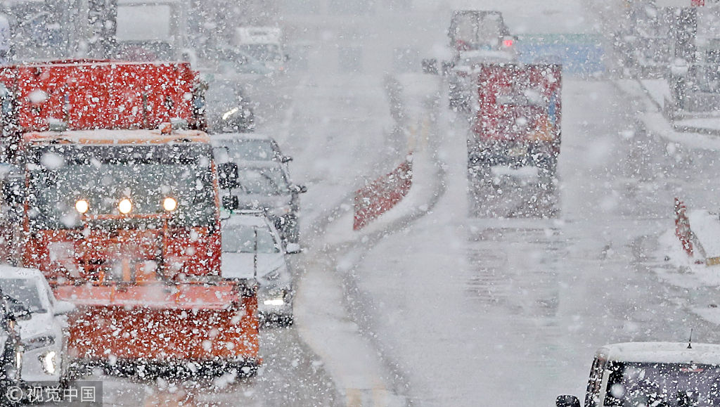 韩国春川下起鹅毛大雪 道路湿滑居民出行受阻