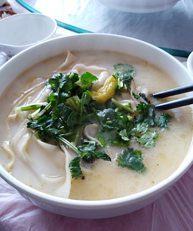 烩面是河南三大小吃之一.