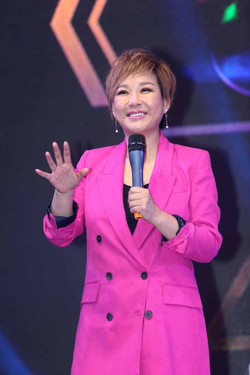 主持人李静在超级访问中分享了她与搭档戴军的故事.