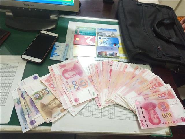 学生归家心切丢失6千现金和手机,公交司机归还