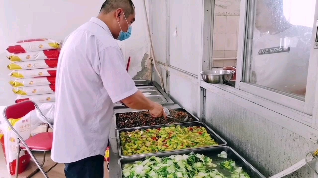 实拍工厂食堂大锅菜真下饭,难怪新员工越来越多