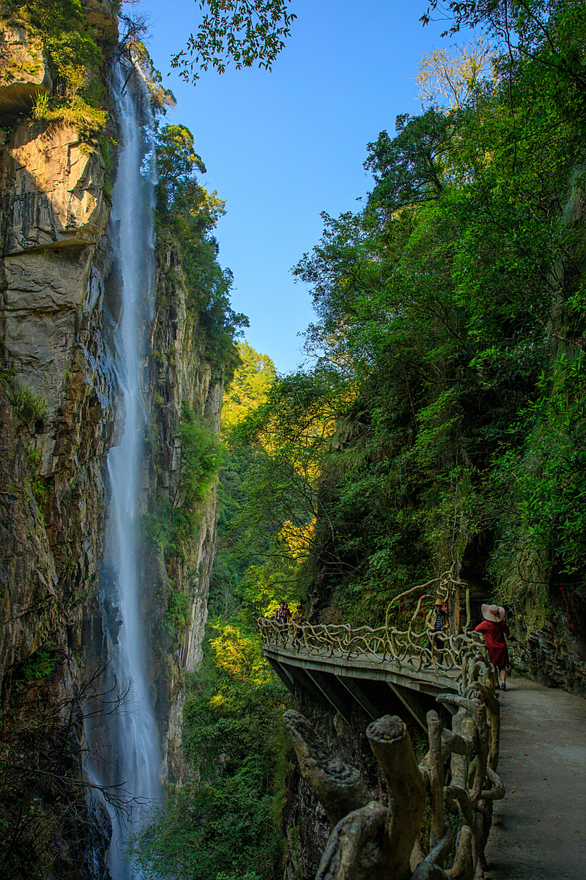 镜头里的春天# 我们前往文成县的百丈漈景区,欣赏百丈瀑布的壮观蘸吵