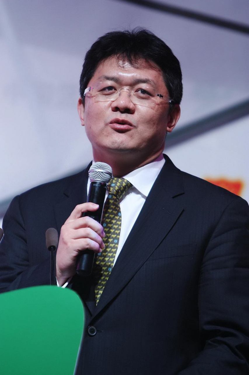 2007年,央视主持人张斌,正在直播奥运 新闻发布会时,他的妻子突然冲