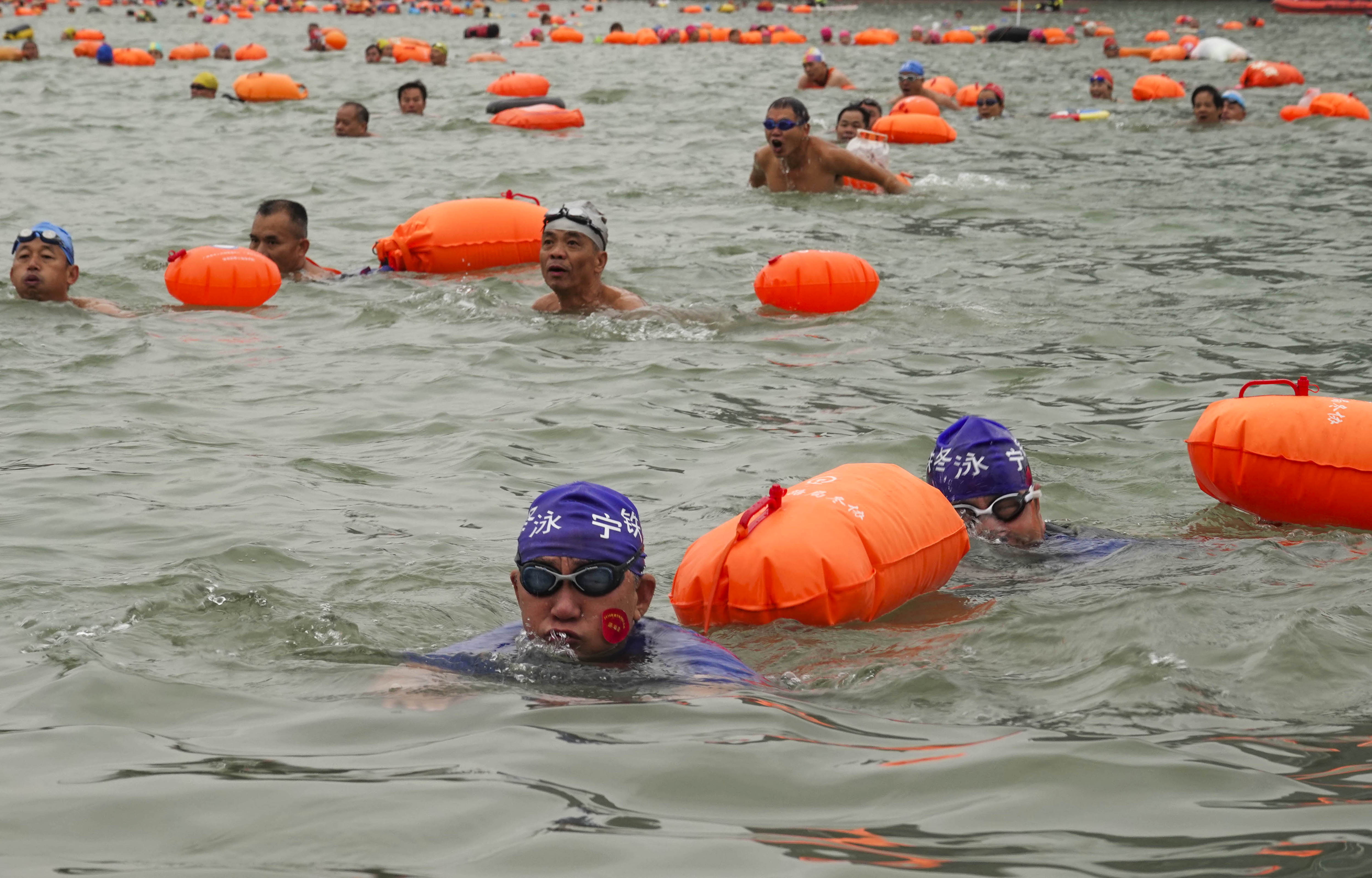 2019年1月1日,冬泳爱好者在广西南宁横渡邕江.新华社发(刘峥 摄)