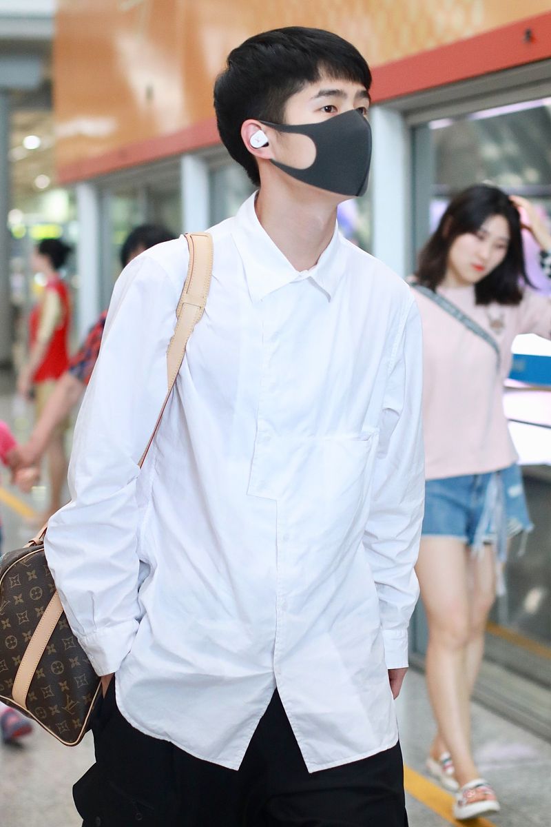 刘昊然街拍:白衬衫工装裤球鞋 lv老花行李袋帅气黑白配