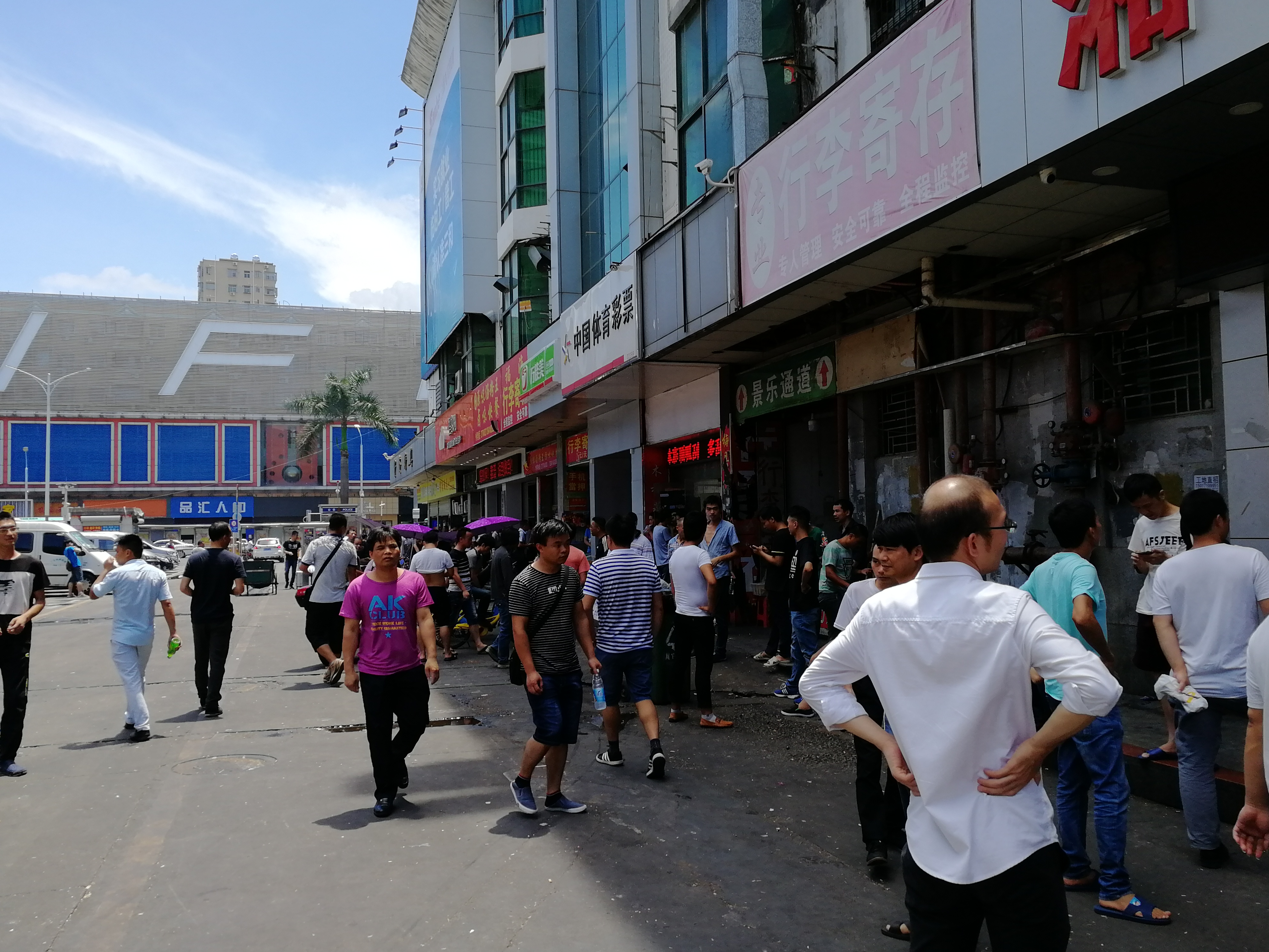 实拍深圳市龙华区三和村,日结工一天赚300,让人感慨万千