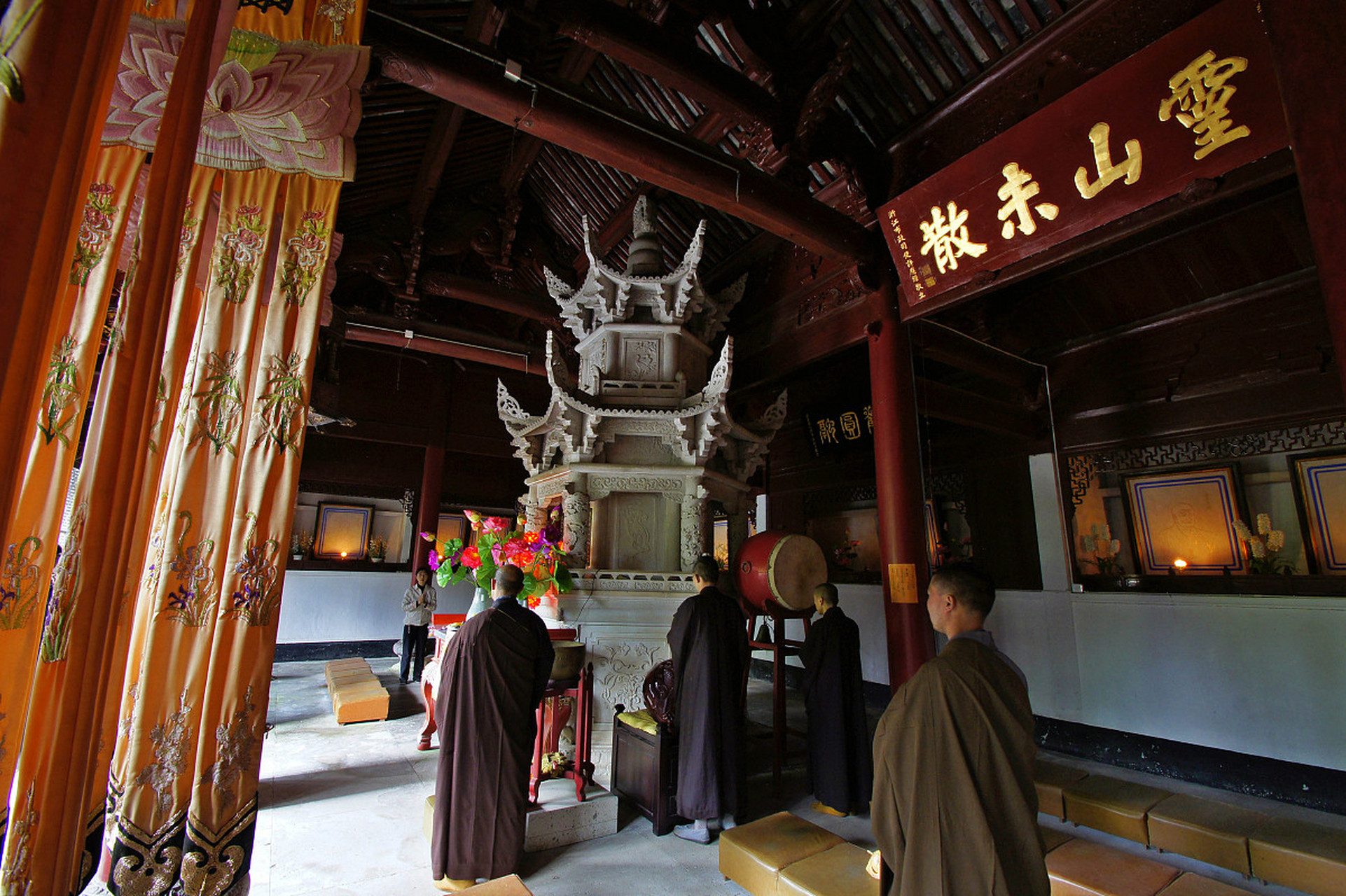 门头沟区拥有众多历史悠久的寺庙景点,如潭柘寺,戒台寺,大觉寺等,这些