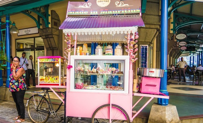 蔻丹广场是路易港的购物中心,集中了各式各样的商铺,在这可以买到服饰