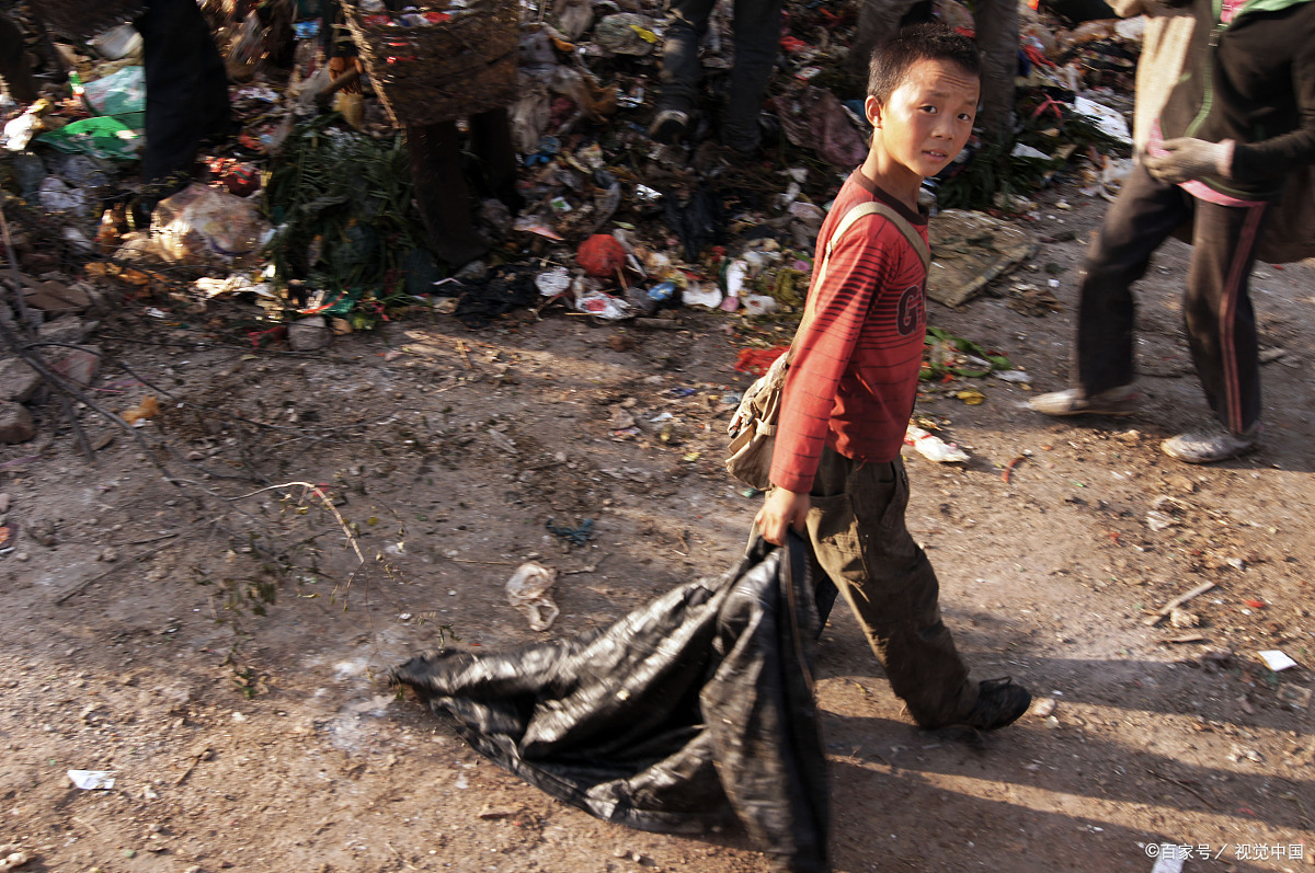 班上男孩子放学后捡垃圾,我尾随发现难忘的一幕,收他做了干儿子