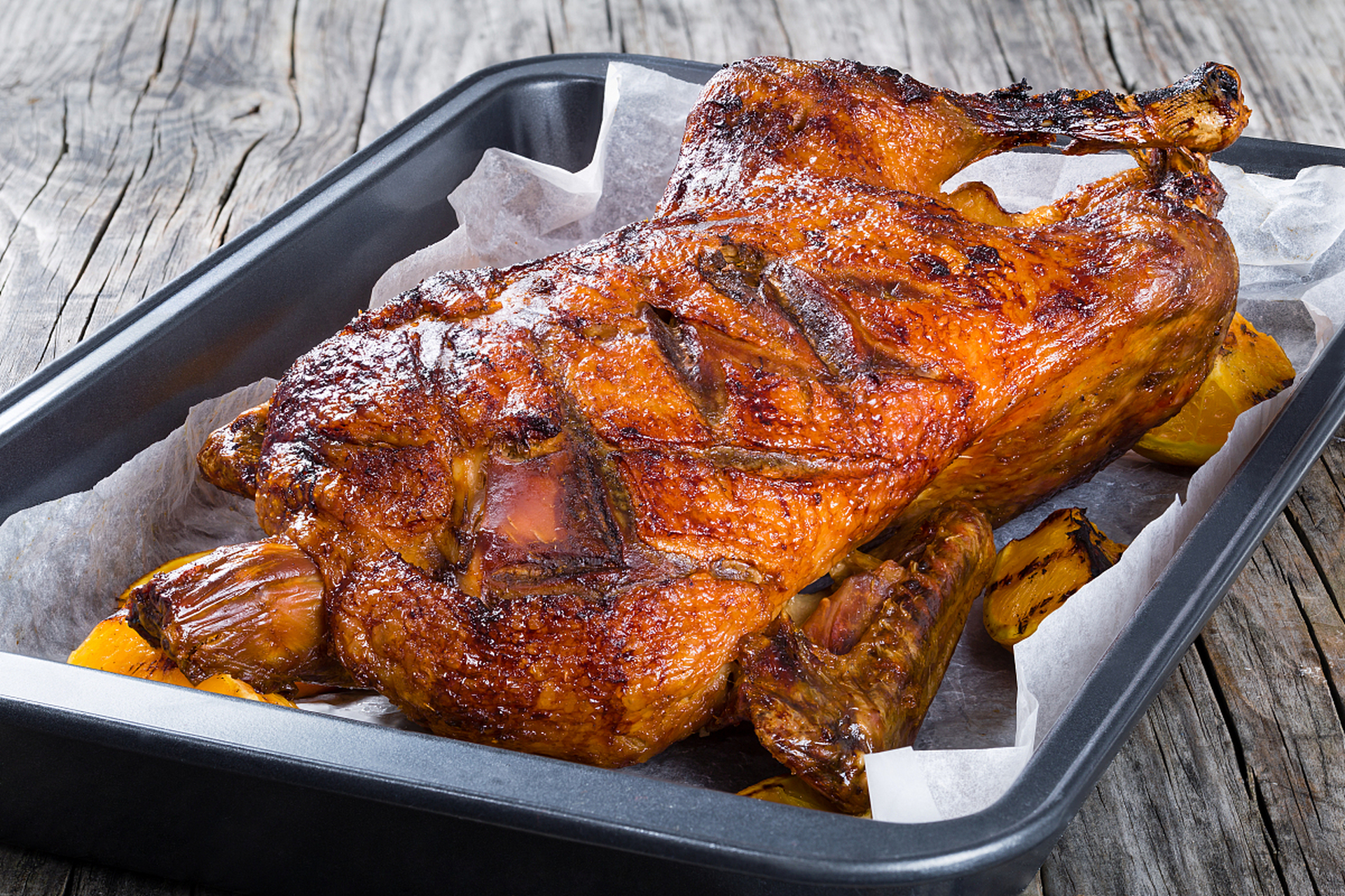 摘要:烤羊腿是一道美味可口的肉类食材,制作简单.