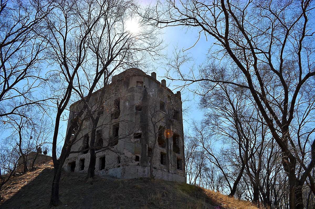 炮楼不仅有很强的防卫功能,而且因为上面的各处都布满枪眼,日军随时