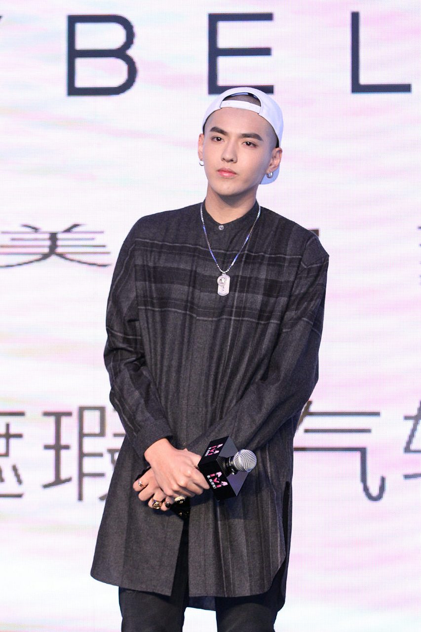 吴亦凡因涉嫌性侵和诱骗未成年人等指控被驱逐出境,引发公众关注