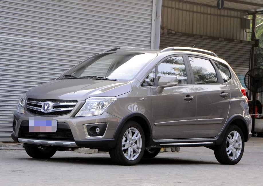 长安cx20整体的造型优雅,不管是什么颜色,都丝毫不影响它的美感,线条