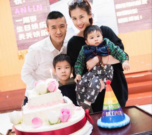 黄圣依拍全家福,大儿子酷似霸道总裁,网友:好像胡军的儿子康康