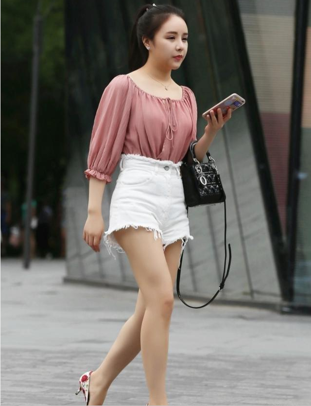 小姐姐穿黑色t恤,秀出白皙长腿,羞涩的笑容让人心动