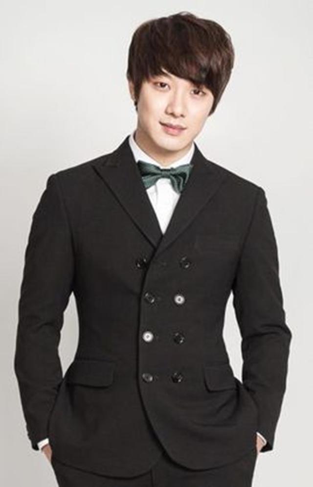 韩国男团ftisland成员崔珉焕10月结婚,女友已怀孕