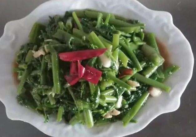 第六道:凉拌乌龙头 虽然是素菜,但是吃着却比肉还香呢.