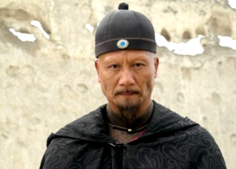 2003年,在元彬导演的古装香港喜剧电视剧《妙手神捕俏佳人》饰秃鹰.