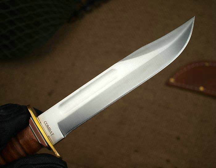 刀身没有繁复的花纹设计,简单流畅,适合求生,也适合重型工作和战斗