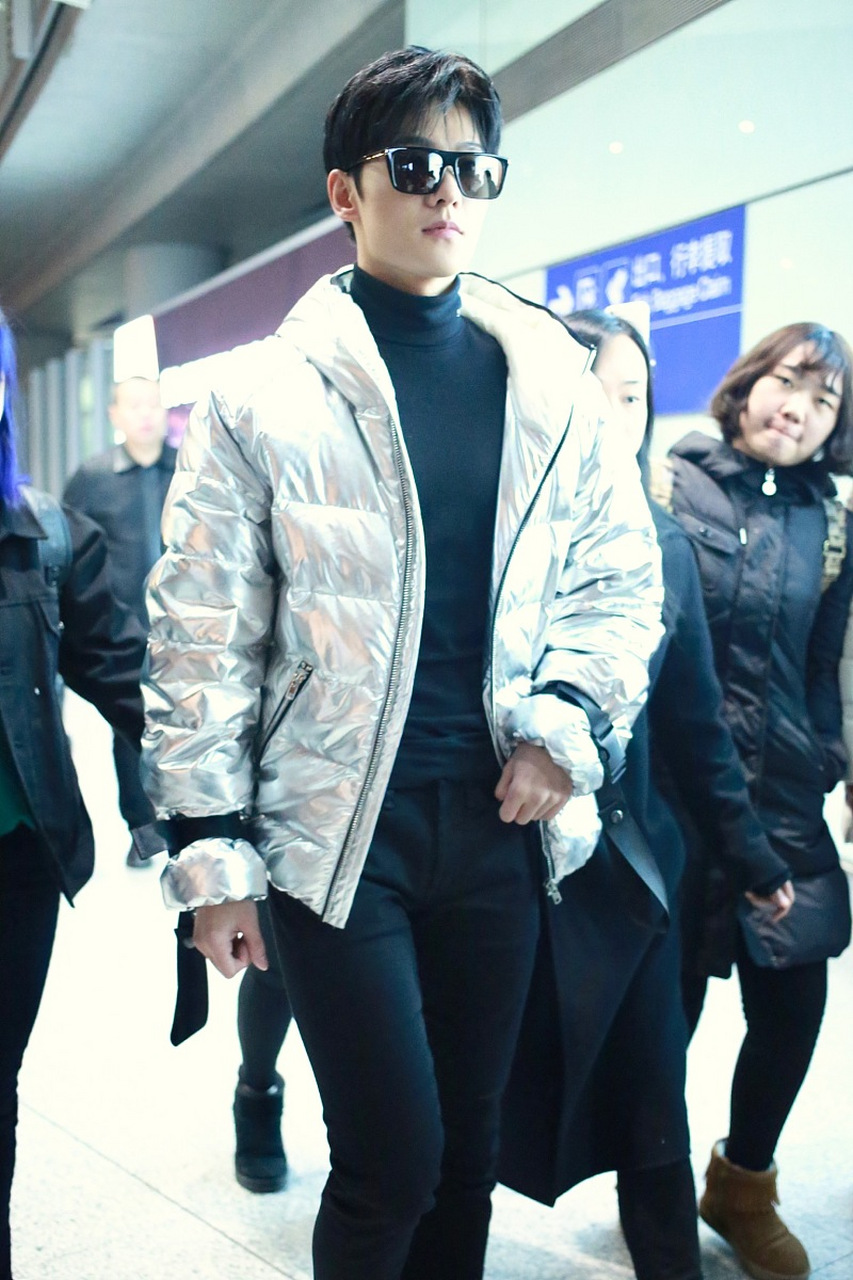原来,杨洋竟然也穿过,这种太空银的羽绒服!#我们都爱聊八卦