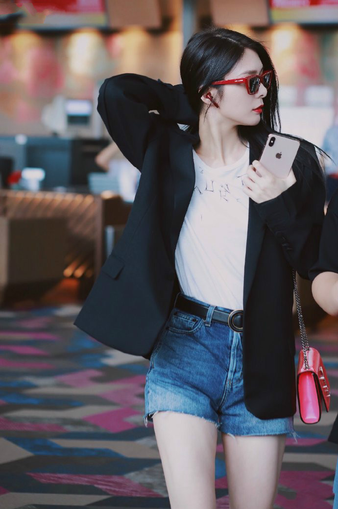 傅菁把老气西装穿出少女感!配短裤好显腿长,不断撩发太有风情啦