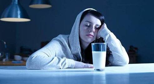 喝牛奶助眠?这样喝反而给身体增加负担,一文看懂怎样喝