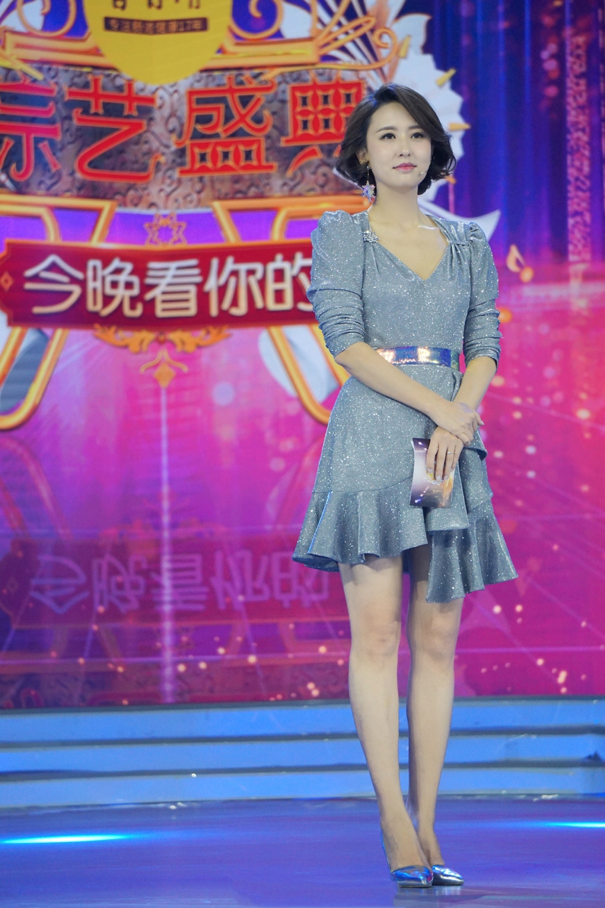 张蕾终于不低调了,穿灰色亮片连衣裙配银色腰带,40岁气质好出众