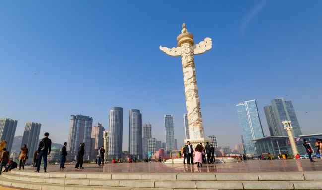 广场的鸽子和海鸥和人和谐共处,是我国著名的生态旅游城市.