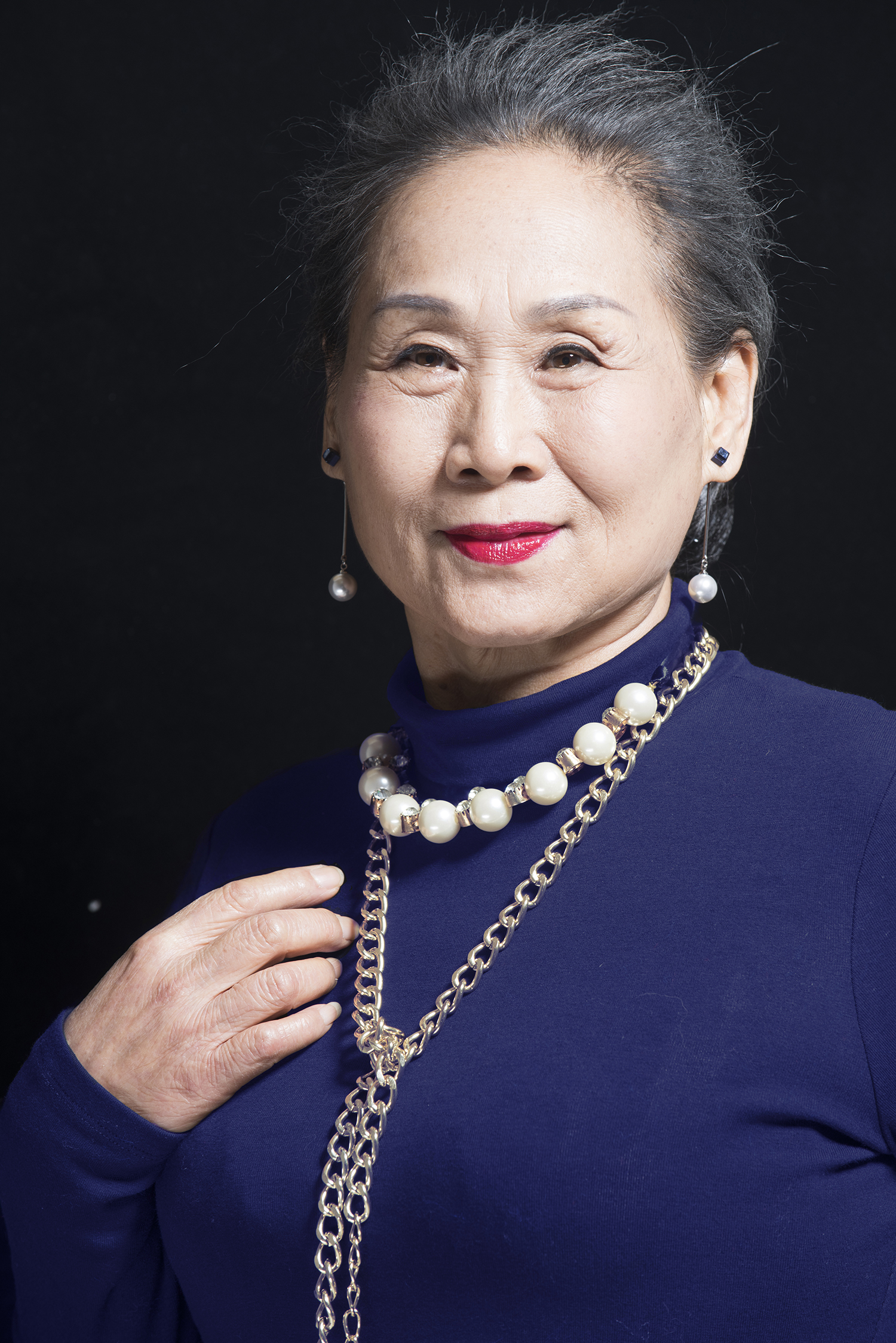 河南老太热爱演戏,演技派多次与一线大咖合作,爆红演艺圈.