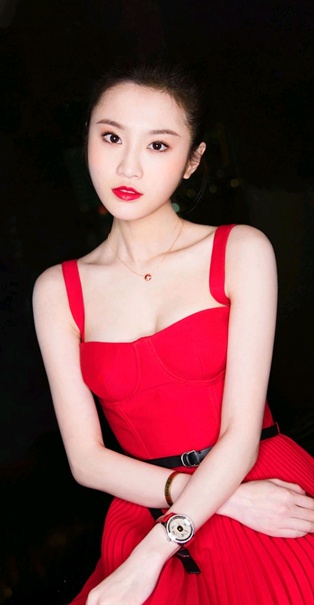 "谋女郎"张慧雯:无论是蕾丝还是大红裙,信手拈来性感大方