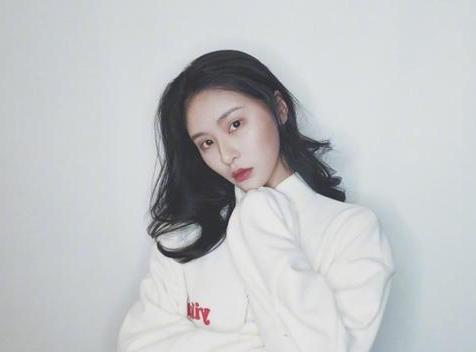 陈佩雯参加《变形计》时还是个不修边幅的假小子模样,整过容留起长发