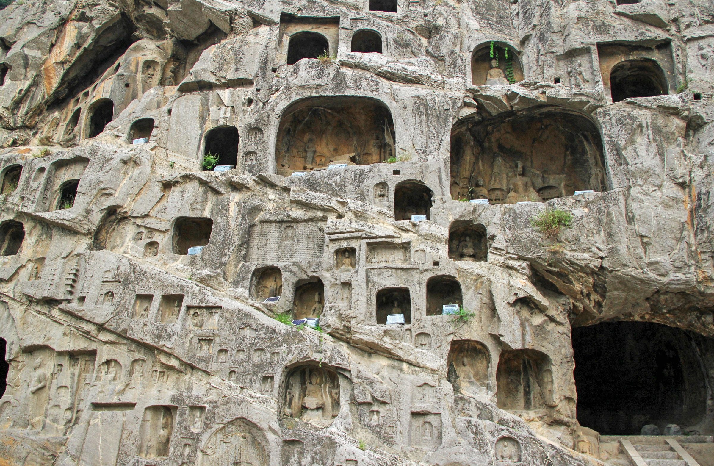 来看四大石窟之一的龙门石窟,历史气息浓郁,意义非凡