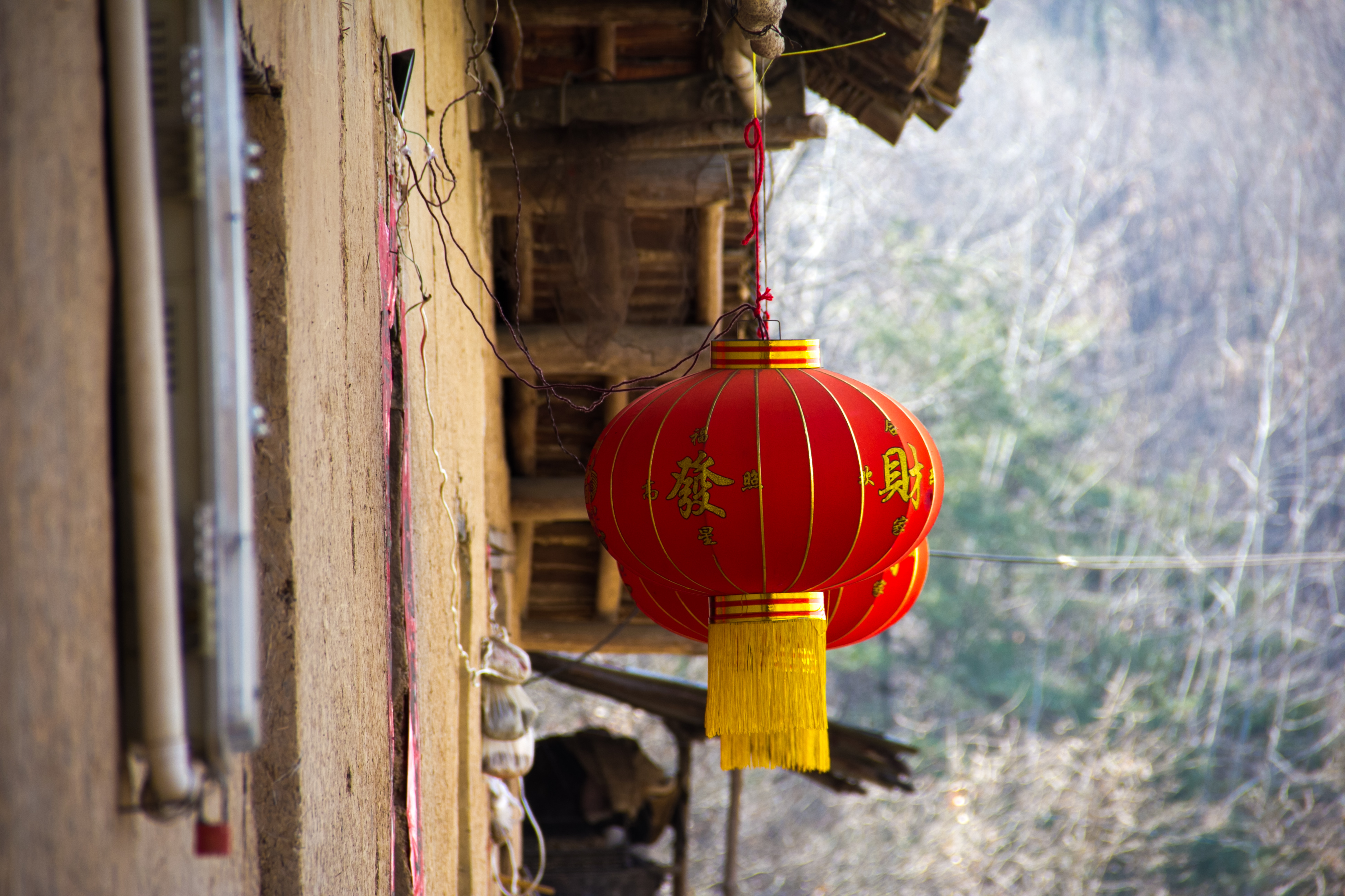 行走秦岭:墙上这个大红"囍"字,是这户人家最闪亮的地方