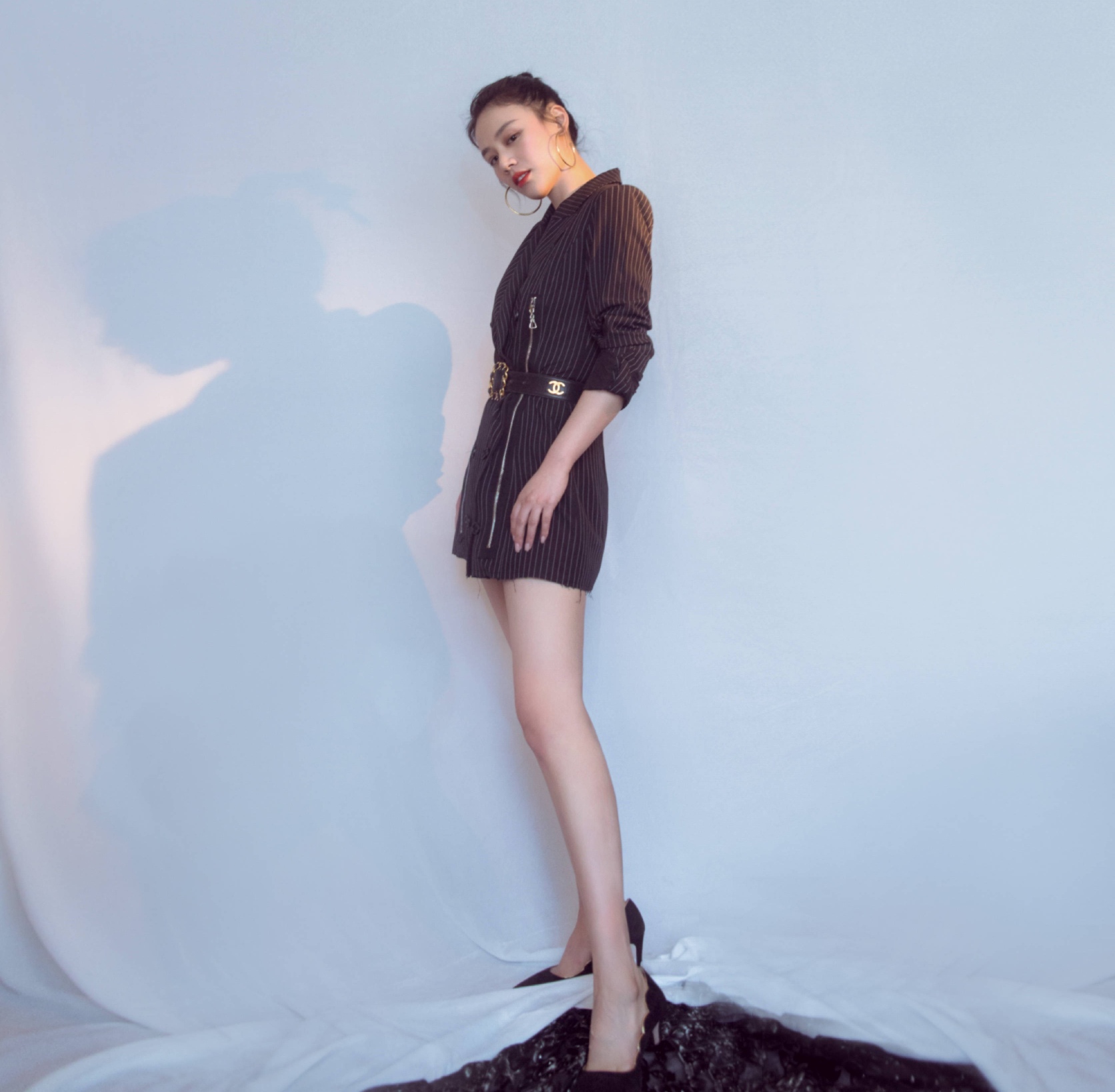 马思纯身穿西装连衣裙,率性自然,葫芦辫极具个性